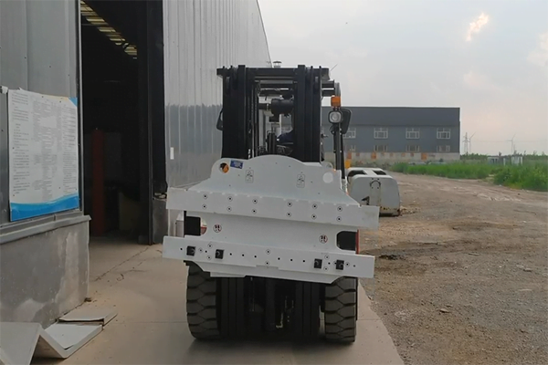 diesel forklift with rotating forklift attachment